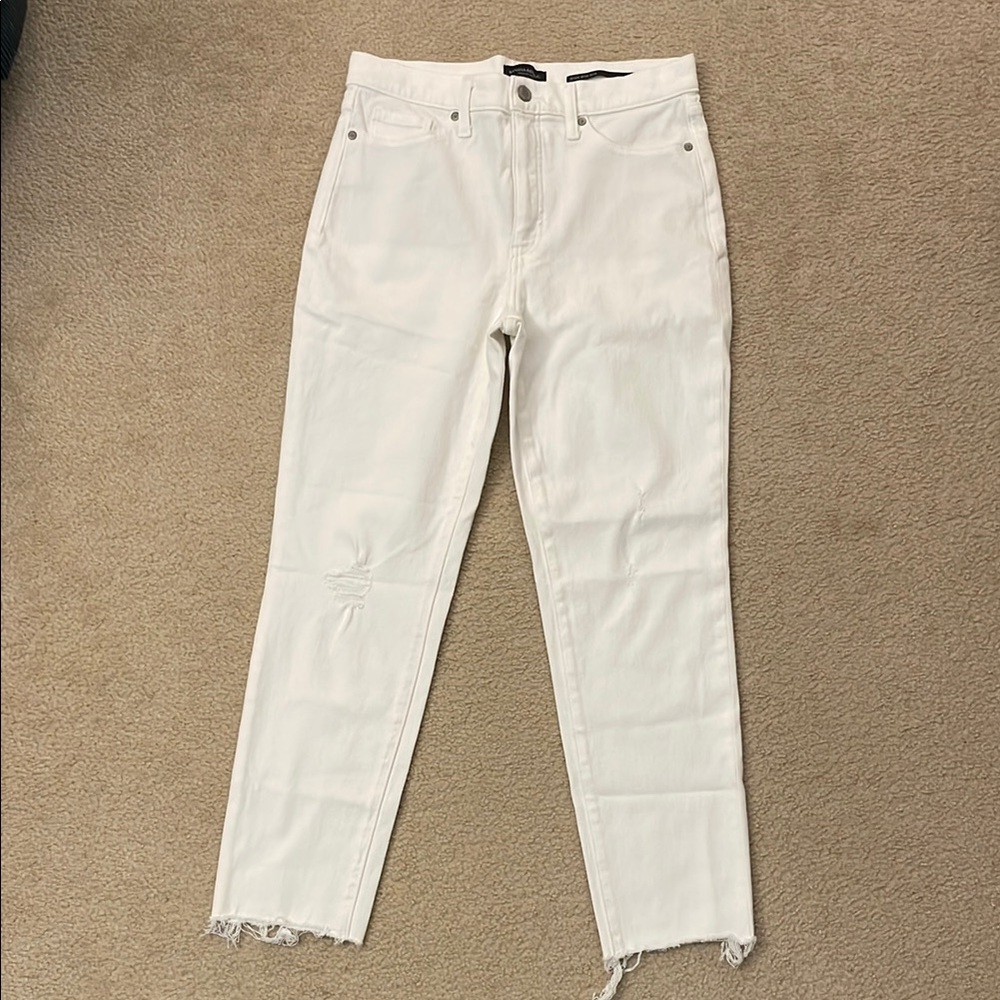 Like-new Banana Republic high-rise slim white jeans. Size 29.